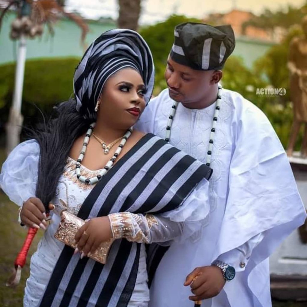 Cute moments of these Tiv couple captured on camera 