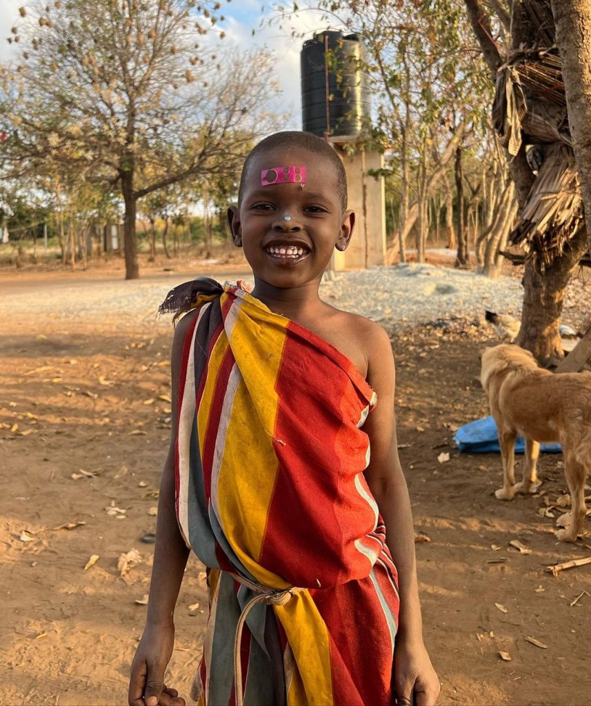 The Maasai are famous and easily recognizable thanks to their traditional robe, the Shuka; it is a bright-colored cloth, predominantly red, wrapped around the body