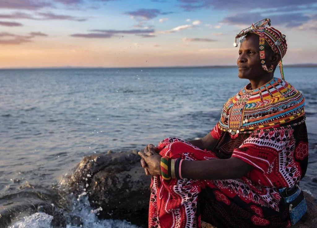 Smaburi woman scanning the horizons over the Kamburu tribe
