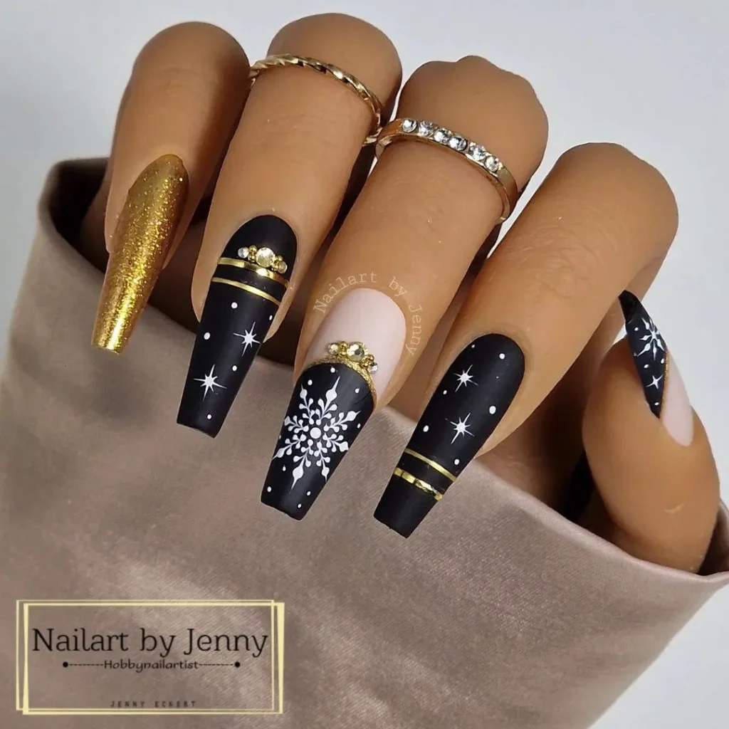Cute Spring Nails That Will Never Go Out Of Style : Black velvet nails with gold leaves